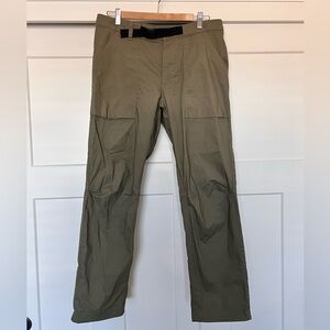 33 x30 Mountain Hardwear Forest Green Cargo Straight Leg Pants